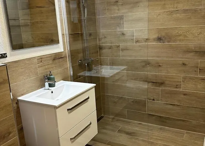 Leonorus Apartment *